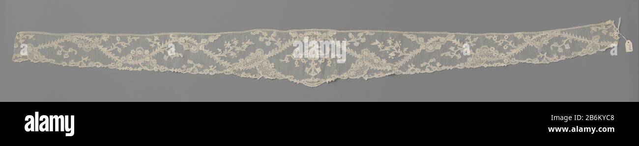 Engageante van naaldkant In einer verbreiterten Mitte ist ein symmetrischer dreiteiliger Ast, von Wo: Aus einem gewellten Ast mit verlängerten Schuppen entspringt. Von den Seiten bestehen Dreiecke, die von einem gewellten Band, Rosetten und einem feinen und abwechslungsreichen Gitter<unk> Rivière gebildet werden, tief im Boden. Alencon-kant. Hersteller: Laceworker: Anonymer Ort Herstellung: Frankreich dating: CA. 60-60 Ca. Physikalische Eigenschaften: Nadelseite nach unten, mit feinem, aus einem (manchmal verdrehten) Deckenstich entndem Netz: Leinentechnik: Nadelpunkt / Alencon-Seitenabmessungen: L 120 cm. B × 12 cm. Stockfoto