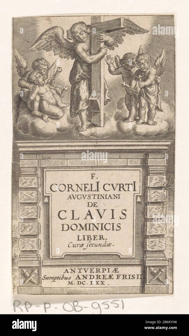 Engel en putti met kruis en spijkers titellpagina voor Cornelis Curtis, De clavis dominicis liber, 1670 Een engel met het kruis van Christus. Links en rechts twee putti op wolken met de spijkers Stockfoto
