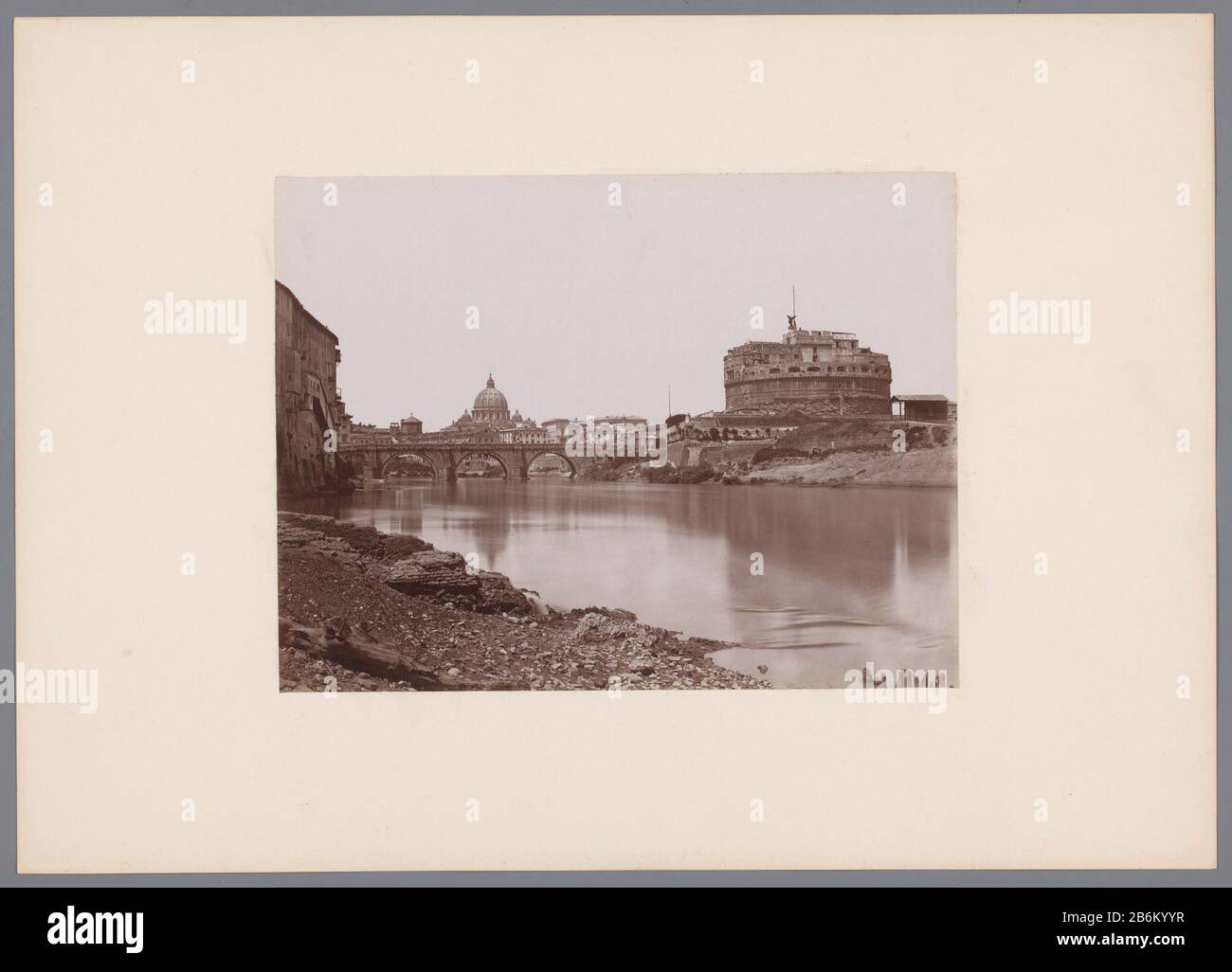 Engelenburcht (Castello S Angelo) te Rome 4202 ROMA (serietitel) ROMA Ponte e Castello S. Angelo. Hersteller: Fotograf Giacomo Brogi (wird zugeschrieben) Verleger: Giacomo Brogi (wird zugeschrieben) Datum: CA. 1860 - ca. . 1890 Physikalische Merkmale: Albumindruckmaterial: Papierkartontechnik: Albumindrucke Abmessungen: Foto: H 191 mm × W 252 mm Betreff: Namen historischer Gebäude, Stätten, Straßen usw. (Castello S. Angelo) Namen historischer Gebäude, Stätten, Straßen usw. (Engelenburcht) Namen von Städten und Dörfern (mit NAMEN) Burgfestung wo: EngelenburchtD Stockfoto