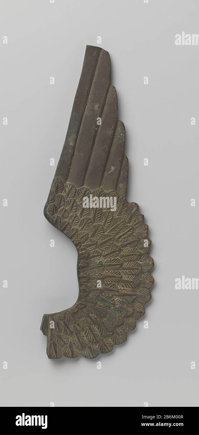 Engelenvleugel van messing Gegoten rechts vleugel, met een rij van vijf veren, met daarboven vijf lange veren. OP het bevestigingsstuk is een restant van een nummering zichtbaar. Hersteller : Geelgieter: AnoniemPlaats Herstellung: Noordelijke Nederlanden (Mogelijk) dating: CA. 1400 - ca. 1500 Material: Messende Technik: Gieten Abmessungen: H 29,6 cm. × b 10,8 cm. × d 1,2 cm. ToelichtingBodemvondst: De vleugels zijn Stockfoto