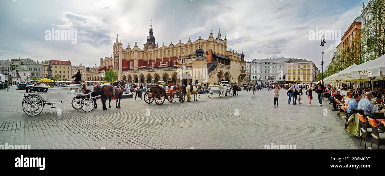 Pferdekutschen und Stoffhalle am Marktplatz, Krakow, Polen Stockfoto