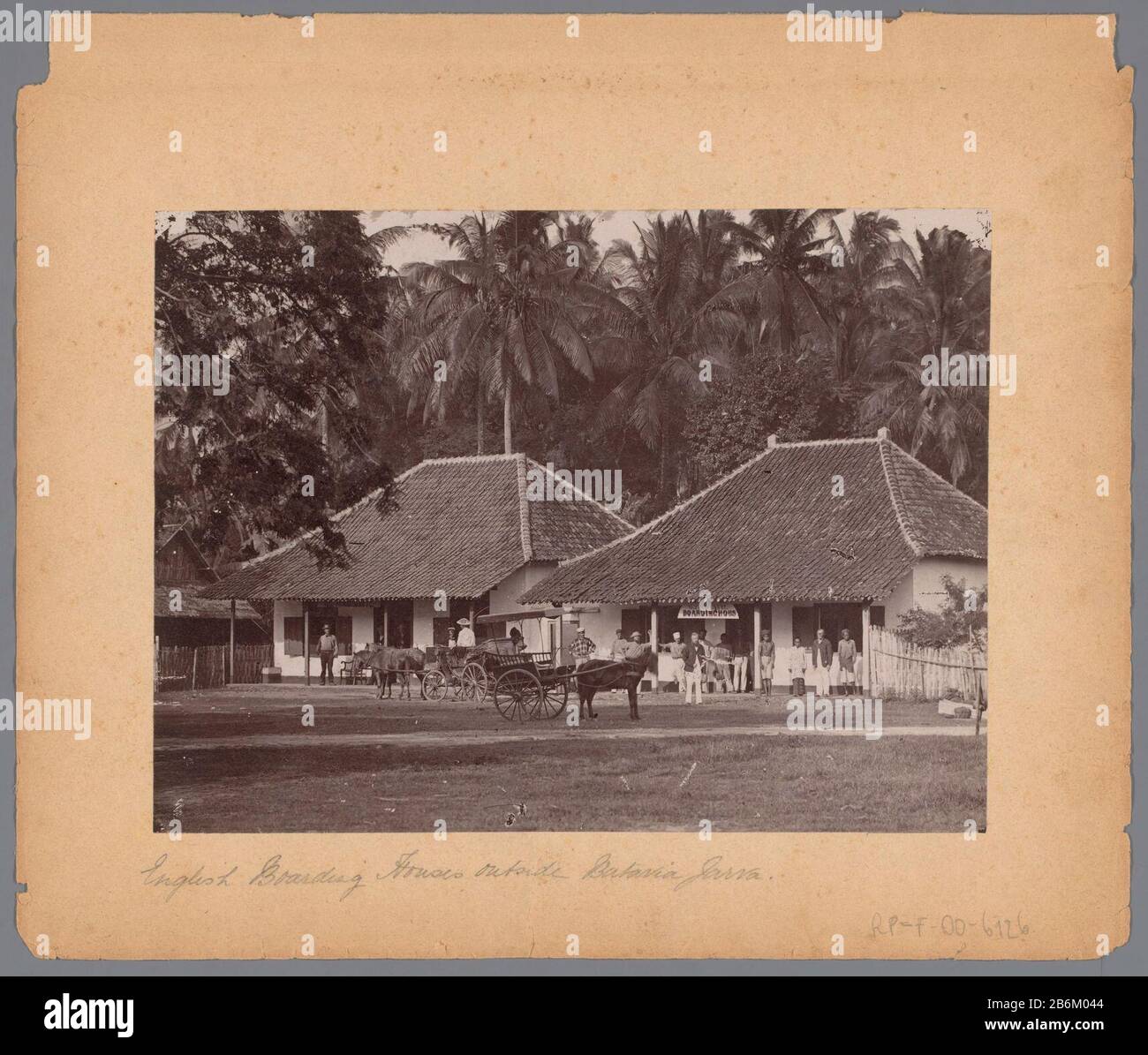 Englische Pensionen außerhalb von Batavia (heute Jakarta), Java, Dutch East Indies Immobilientyp: Fotos Artikelnummer: RP-F-00-6126 (R) Kennzeichnung / Marke: Beschriftung, Rückschrift in Bleistift: "Englische Pensionen außerhalb von Batavia Jarva. [SIC] "Beschreibung: Englische Pensionen außerhalb von Batavia, Java, Dutch East Indies. Über dem Eingang eines der Häuser hängt die Tafel WJ Schinkel Boardinghouse. Denn die Häuser sind nur wenige, Autos und Menschen zu posieren. In den Hintergrundbäumen. Mögliches Albumblad. Hersteller : Fotograf: Anonymous Datum: CA. 1900 - ca. Technische Merkmale: Gelatine Silber PRI Stockfoto