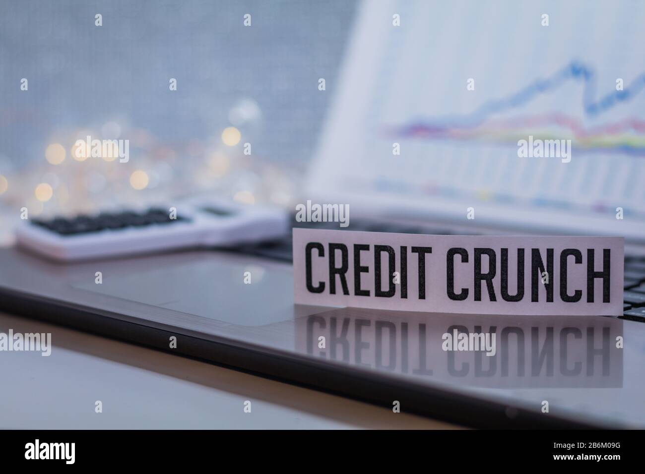 Credit Crunch Business Finance Doom Doom Konzept mit Laptop und Aktiendiagramm Stockfoto
