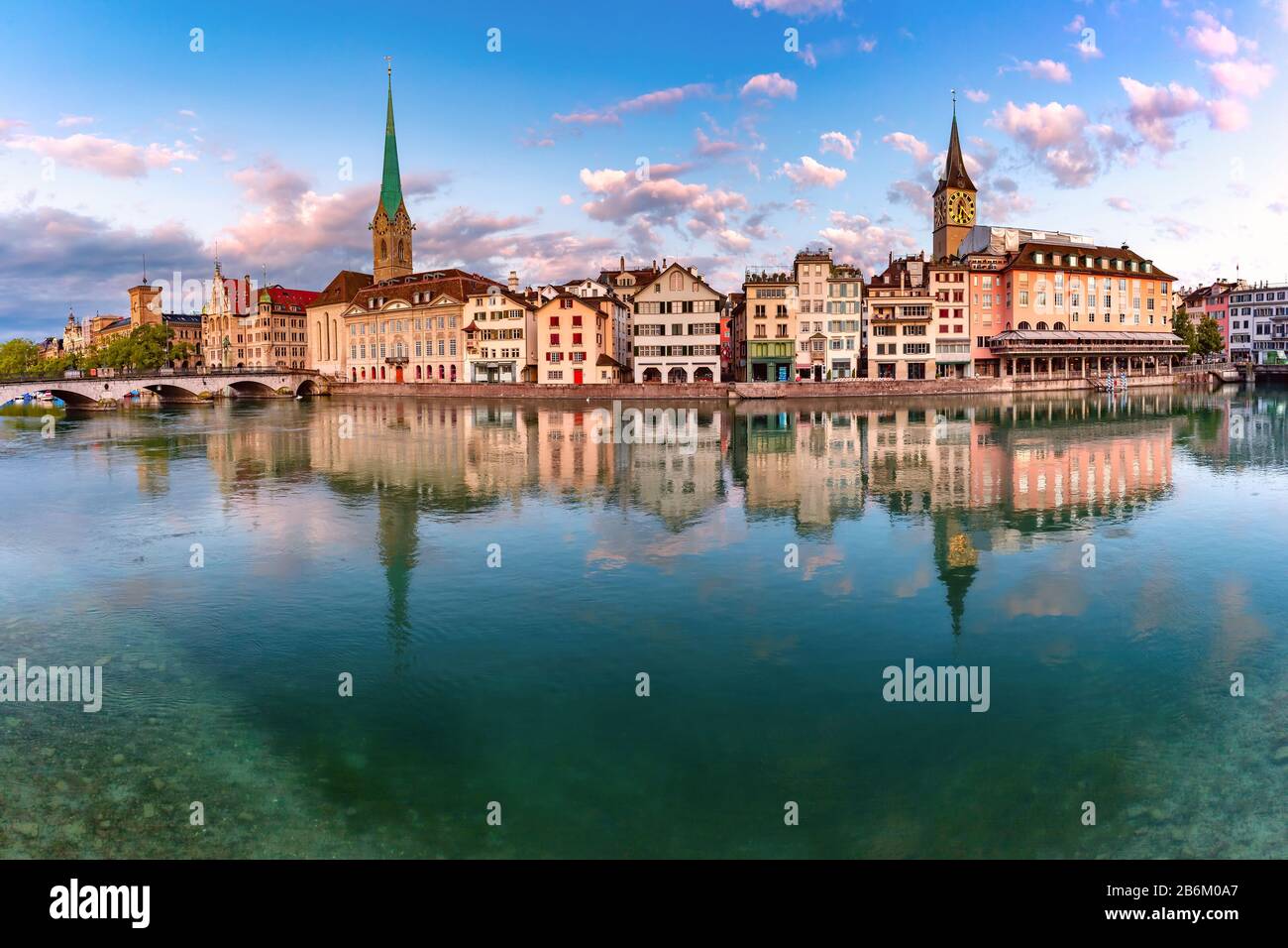 Panoramasicht auf berühmte Fraumunster, Peterskirche und Limmat bei Sonnenaufgang in Der Altstadt von Zürich, der größten Stadt der Schweiz Stockfoto