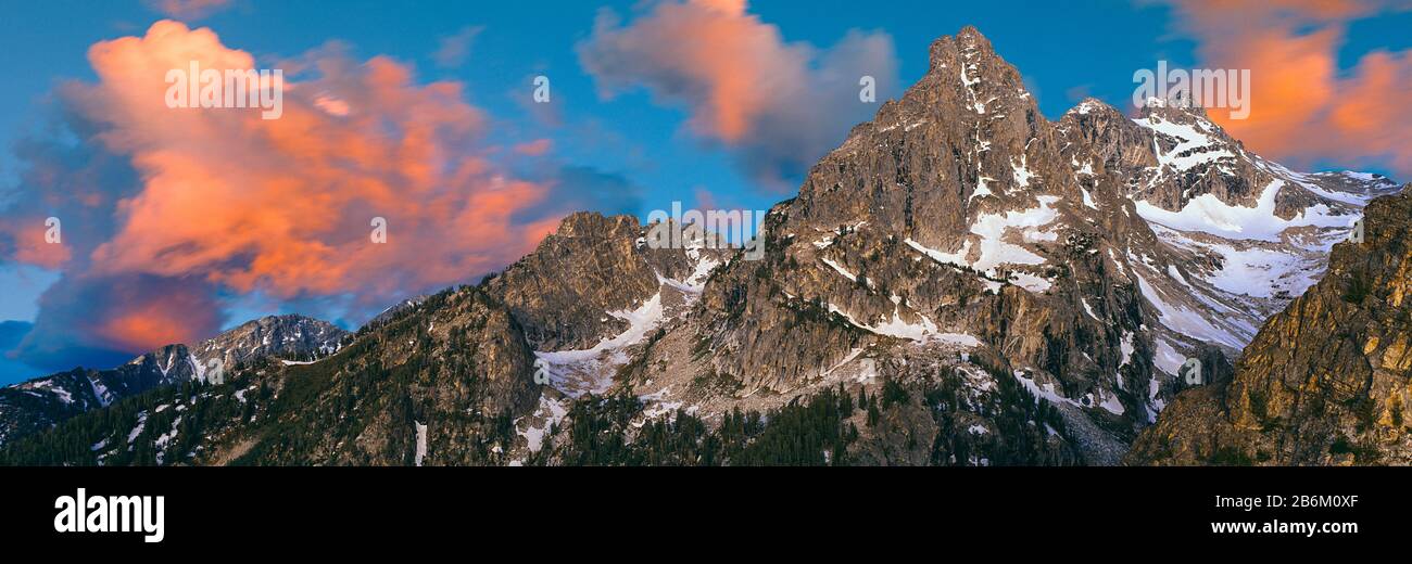 Niedriger Blickwinkel auf Nez Perce Peak, Teton Range, Grand Teton National Park, Wyoming, USA Stockfoto