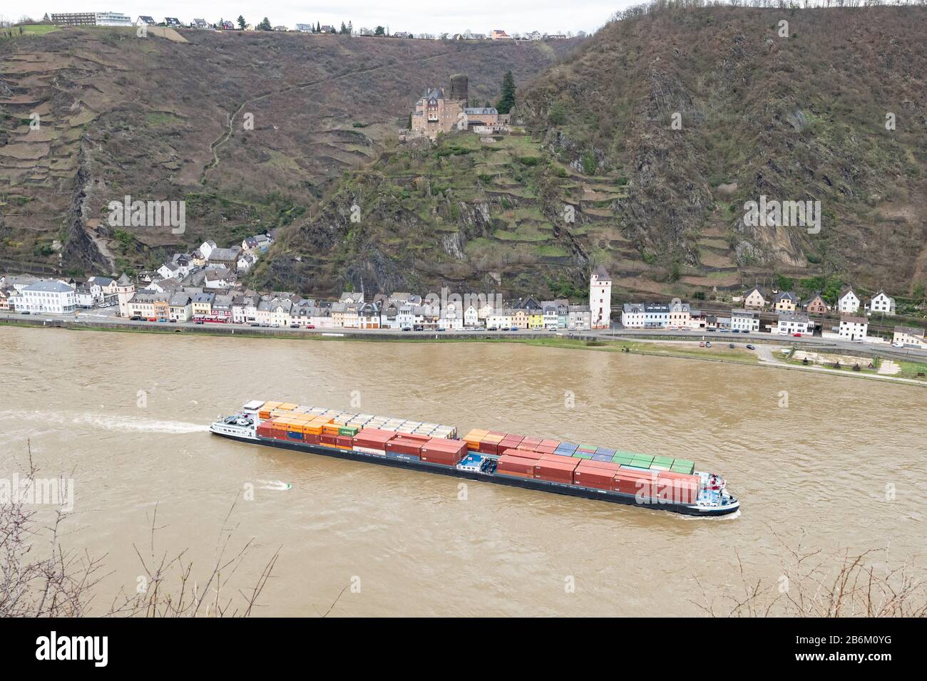 Großer Kahn am Rhein, vorbei an St. Goarshausen am Mittelrhein, Deutschland Stockfoto