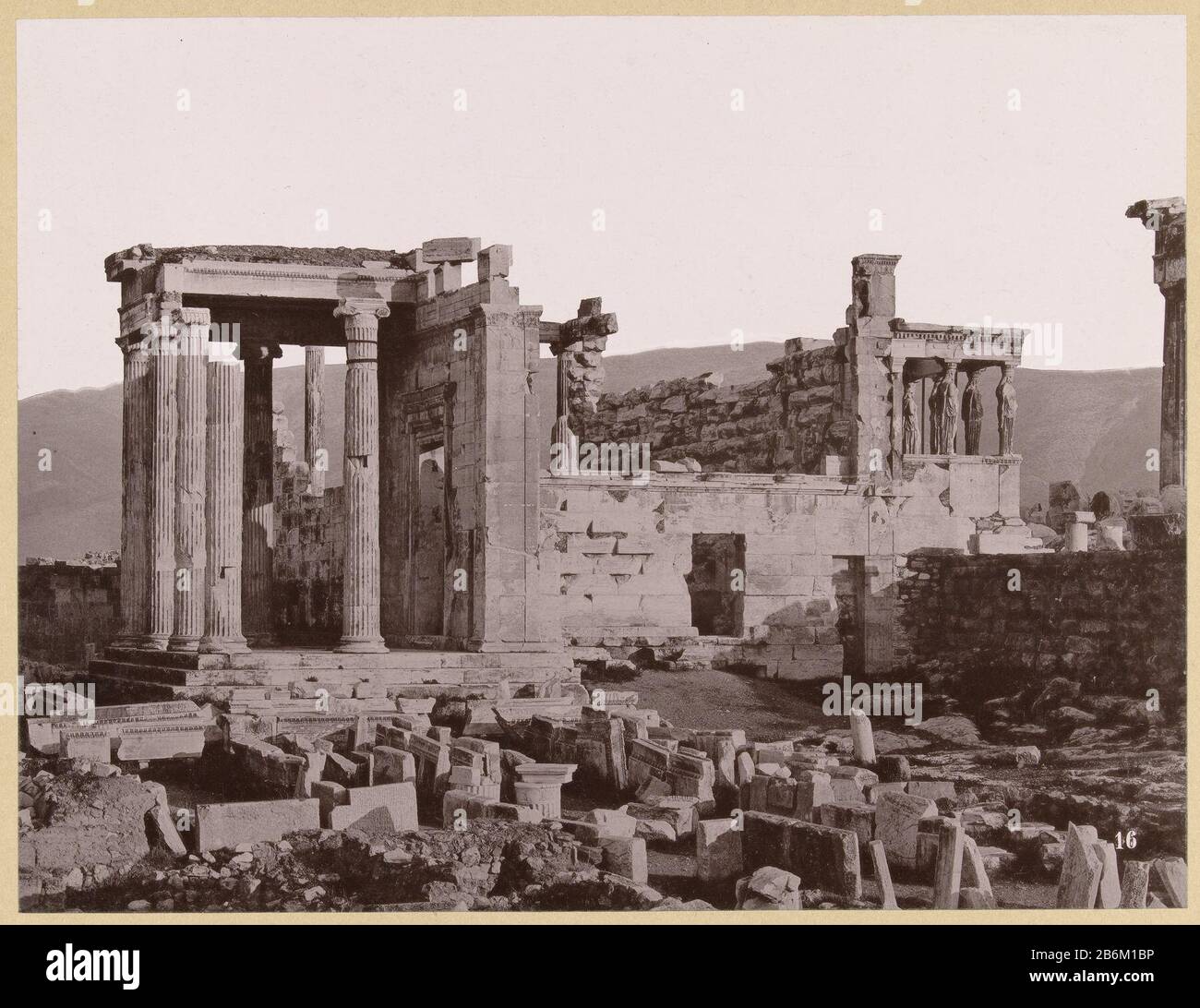 Rechion op de Akropolis in Athene Griekenland (serietitel) Das Foto ist Teil der gesammelten Fotoserie über Griekenland. Hersteller Richard Polak: Fotograf: Anonymer Ort Herstellung: Fotograf: Griechenland Niederlande Datum: C. -03 - ca. Technische Merkmale: Kopiermaterial: Fotopapier, Papierpapier-Technik: Leichter Druck Abmessungen: Bild: H 220 mm × W 292 mmblad: H 468 mm × W 558 mm Stockfoto