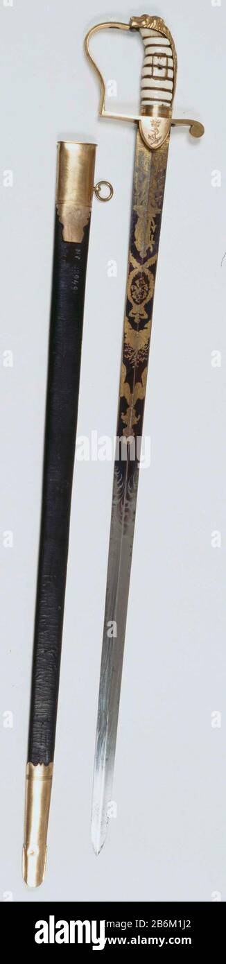 Eresabel traf Schede van de Vice-admiraal Th F van Capellen Sabel voor officier Britse Marine Executive Branch, M 1805 Engelse officierssabel voor mariniers, model rührup hilt, uit circa 1805 (British Auftragsed Naval Officers Sword). Gevest: Leeuwegevest van koper traf ivoren greep omwoeld traf Koperdraad. In het midden een schild met gekroond wapen. Voorbeugel en halve pareerstang met daaraan twee schildjes met een gegraveerd gekroond anker. De kling ist tweesnijdende. Gedamasceerd in blauw en goud. OP voorzijde vrouwfiguur leunend op een anker. Daarboven de initialen G. R. traf een kroon. OP k Stockfoto