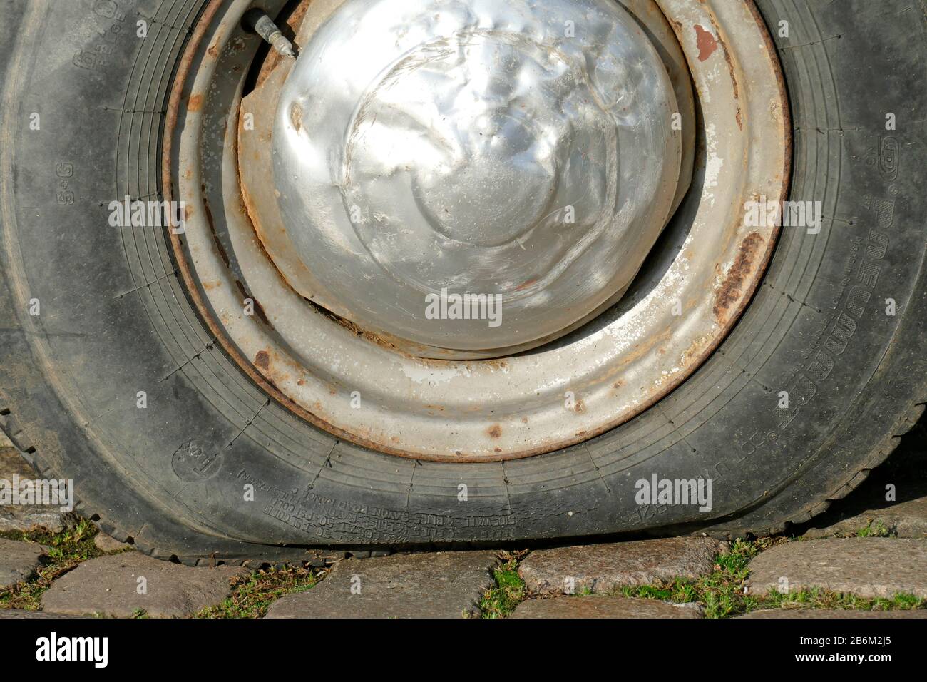 Flat Reifen auf Oldtimer, Deutschland, Europa Stockfoto