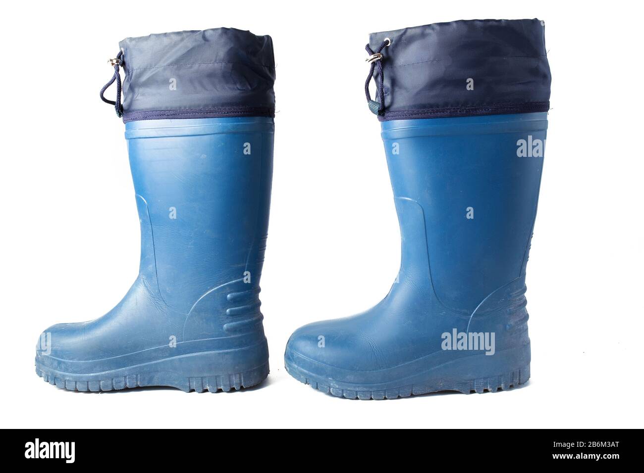 Paar blaue EVA-Gummistiefel isoliert auf Weiß Stockfoto