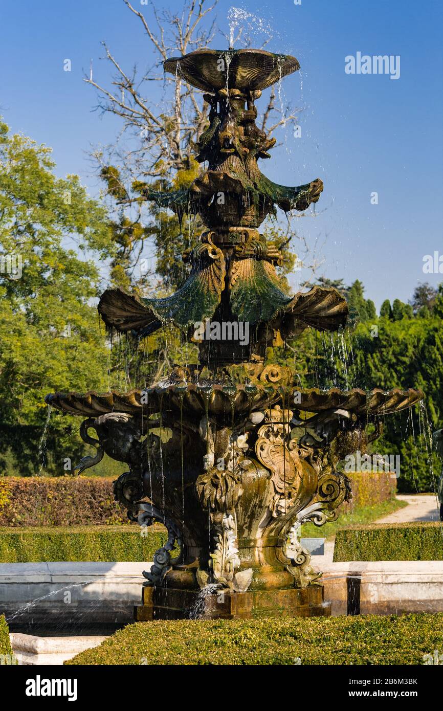 Brunnen in einem englischen Garten in Lednice Stockfoto