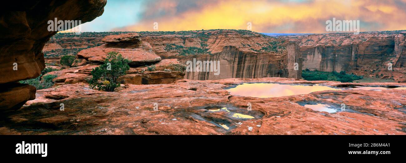Slickrock waterpocket Pools spiegeln Sunrise Colors, Canyon De Chelly National Monument, Arizona, USA, wider Stockfoto