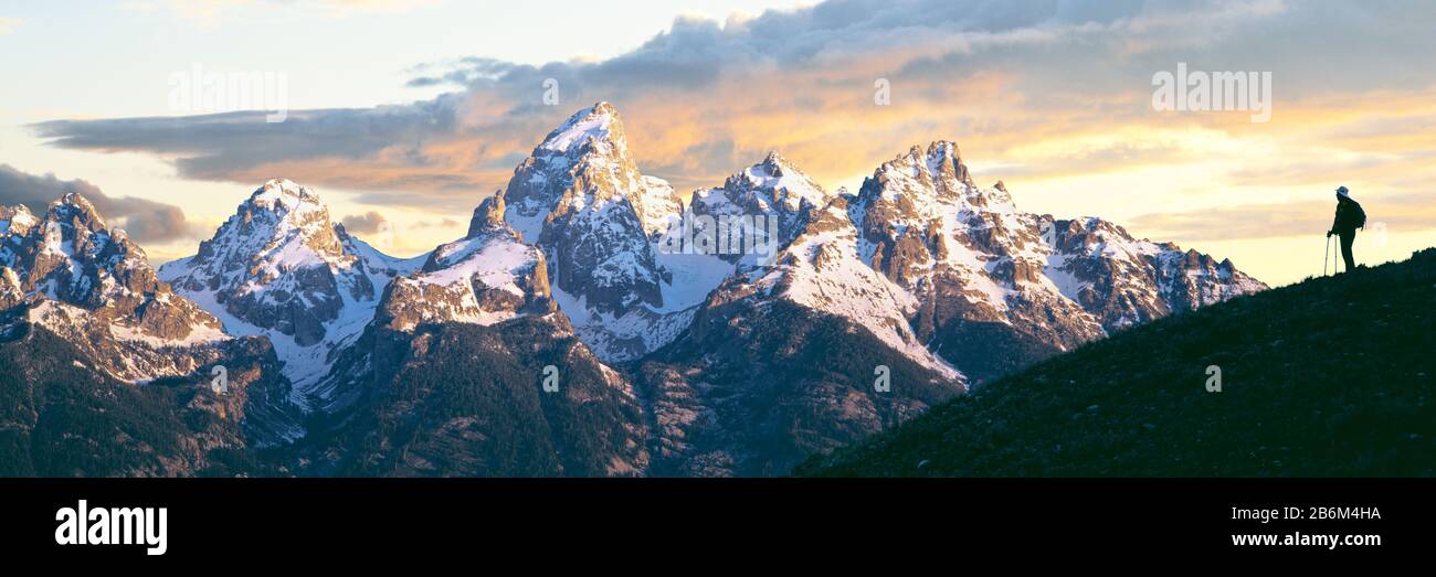 Silhouette eines Wanderers mit Blick auf die Teton Range von der Landung in Schwabachers, Grand Teton National Park, Wyoming, USA Stockfoto