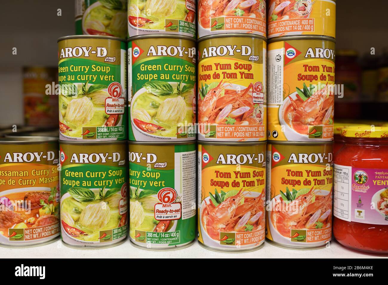 Anzeige von Dosen oder Dosen chinesischer Suppe oder asiatischer Suppe einschließlich Tom Yum Suppe & Green Curry Suppe im chinesischen oder asiatischen Supermarkt Stockfoto