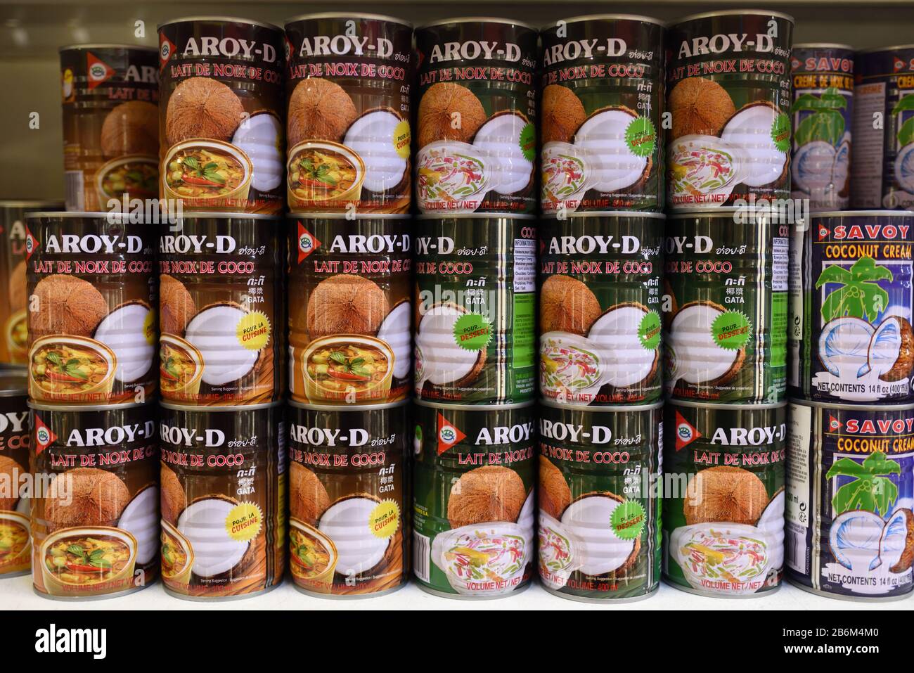 Anzeige Laktosefreier Kokosnussmilchdosen im chinesischen oder asiatischen Supermarkt Stockfoto
