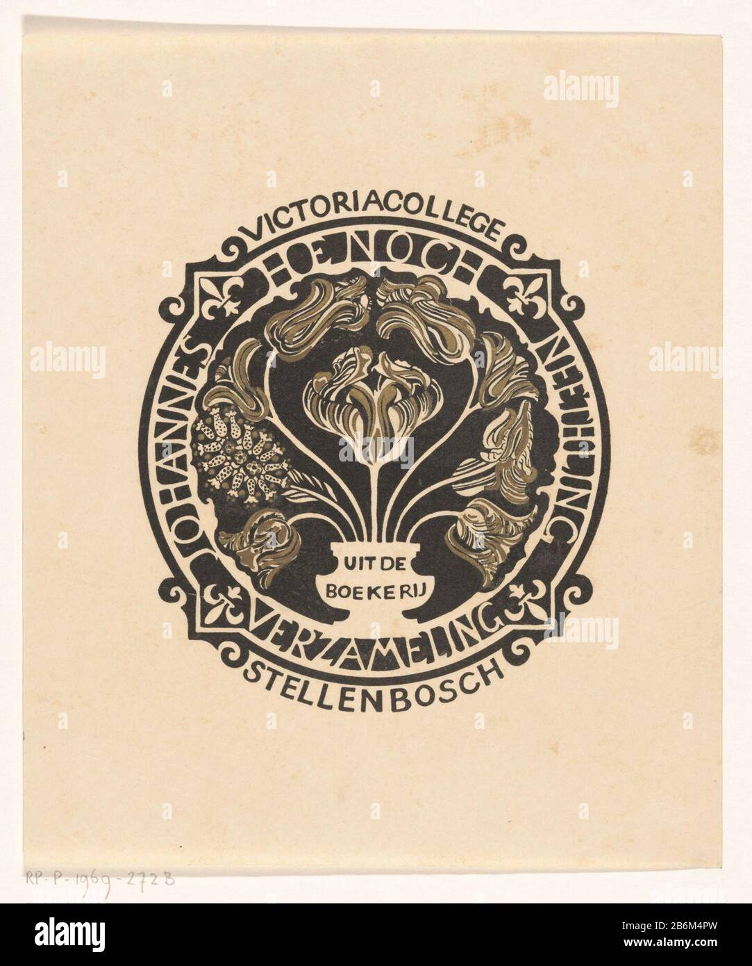 Ex libris van de Johannes Henoch Neethling verzameling ondergebracht bij Victoria College in Stellenbosch EINE Blumenvase, die den Text "der Boekerij" zeigt. Hersteller: Druckmaschine: Carel Adolph Lion Cachet Datum: 1421 Physikalische Merkmale: Klischee aus schwarzem und goldenem Material: Papiertechnik: Klischeemaße: Blatt: H 212 mm × W 177 mm Betreff: Blumen in einer Vase Stockfoto