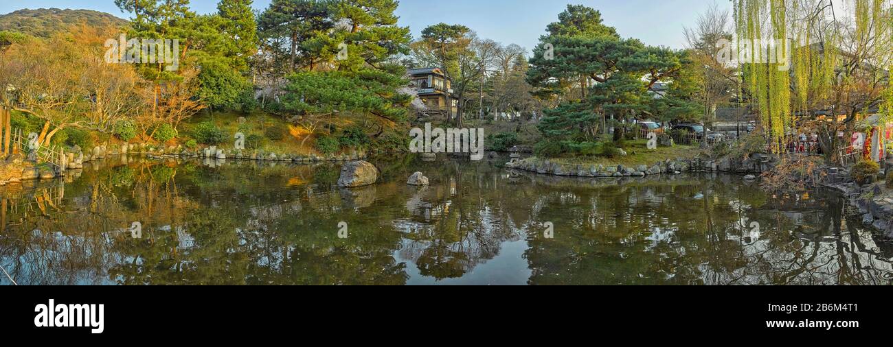 Reflexion der Bäume in einem Teich, Maruyama-Park, Kyoto, Präfektur Kyoto, Japan Stockfoto