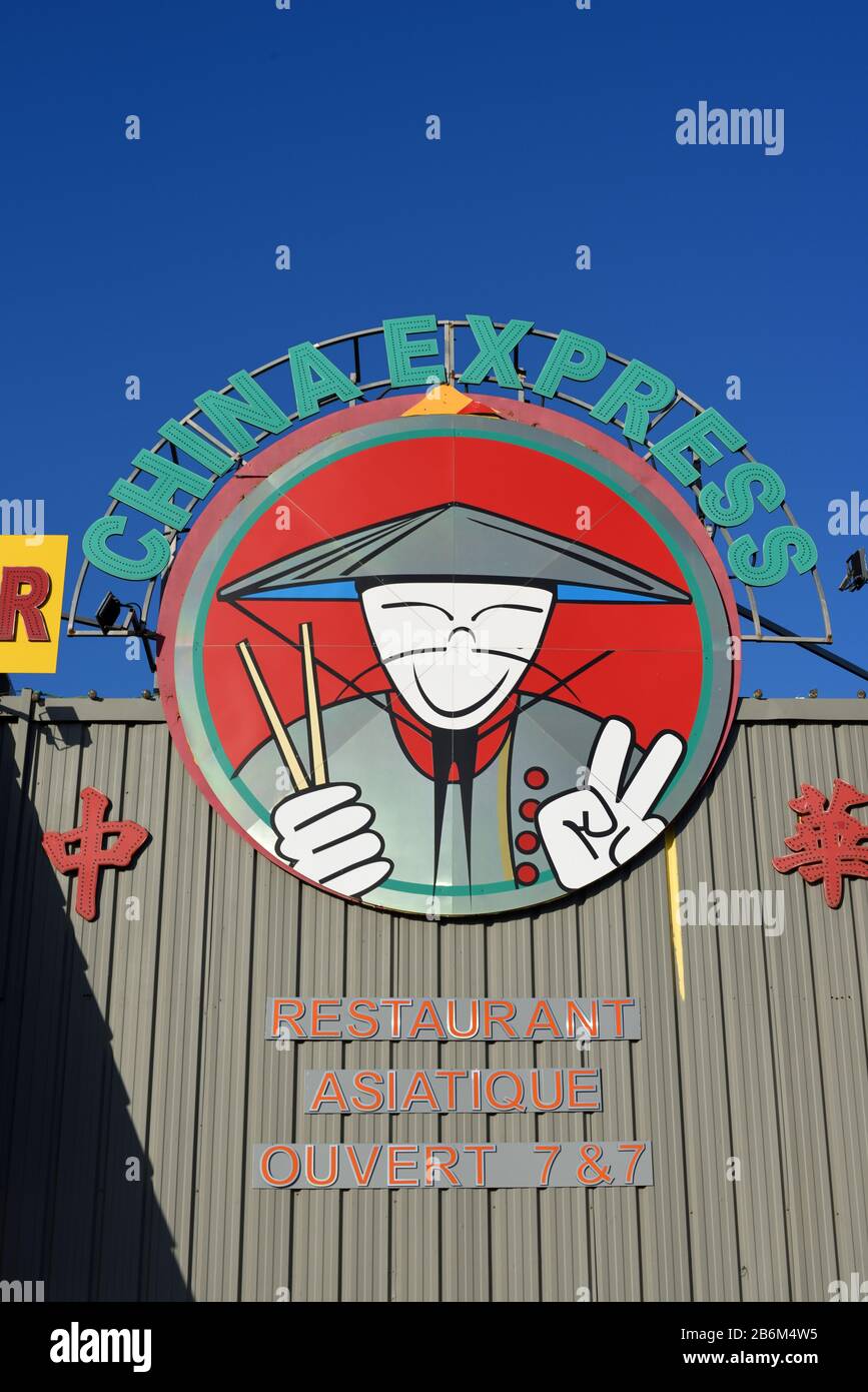 China Express Chinese Restaurant mit Logo oder Karikatur von Chinese Man oder Chinaman mit Essstäbchen, Konischem Hut und Traditionellem chinesischen Kostüm Stockfoto