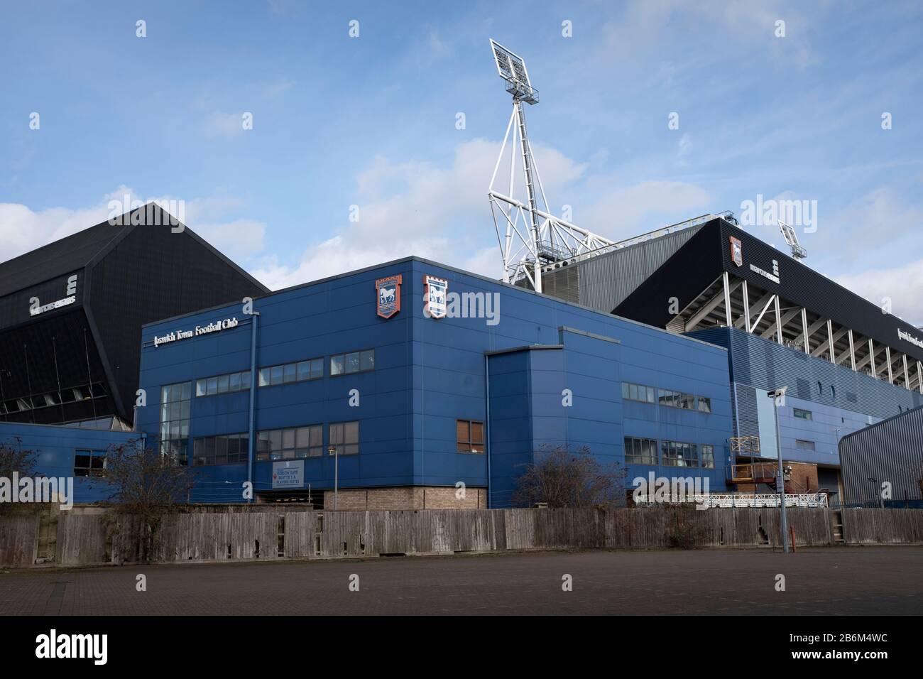 Eine Außenansicht des Stadions vor Ipswich Town spielt Oxford United in einer SkyBet League One Vorrichtung an der Portman Road. Beide Mannschaften standen im Streit um den Aufstieg, als die Saison in ihre letzten Monate einging. Die Besucher gewannen die Partie 1:0 durch ein 44. Matty Taylor Tor, das von einer Menge von 19.363 beobachtet wurde. Stockfoto