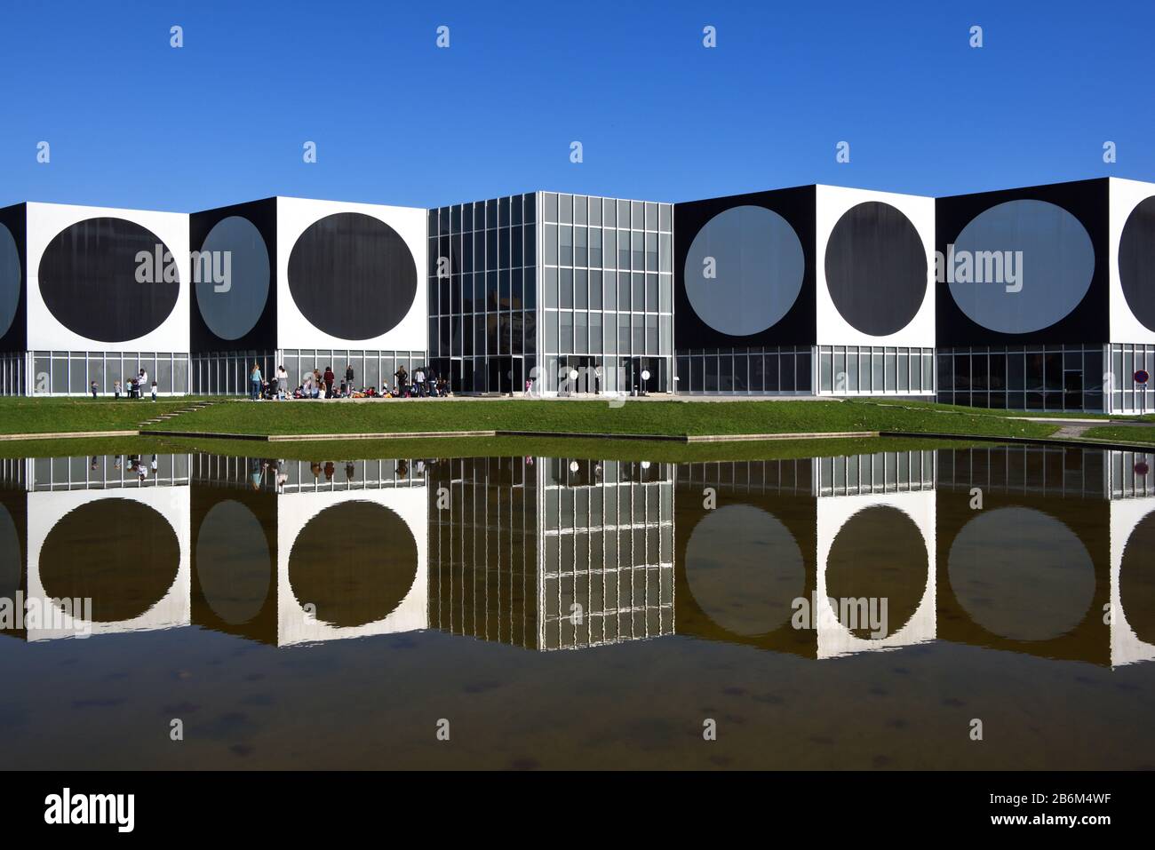 Besucher Außerhalb der Vasarely-Stiftung oder des Kunstmuseums, Die Sich in Round Pool, Aix-en-Provence Provence Frankreich, Niederschlagen Stockfoto