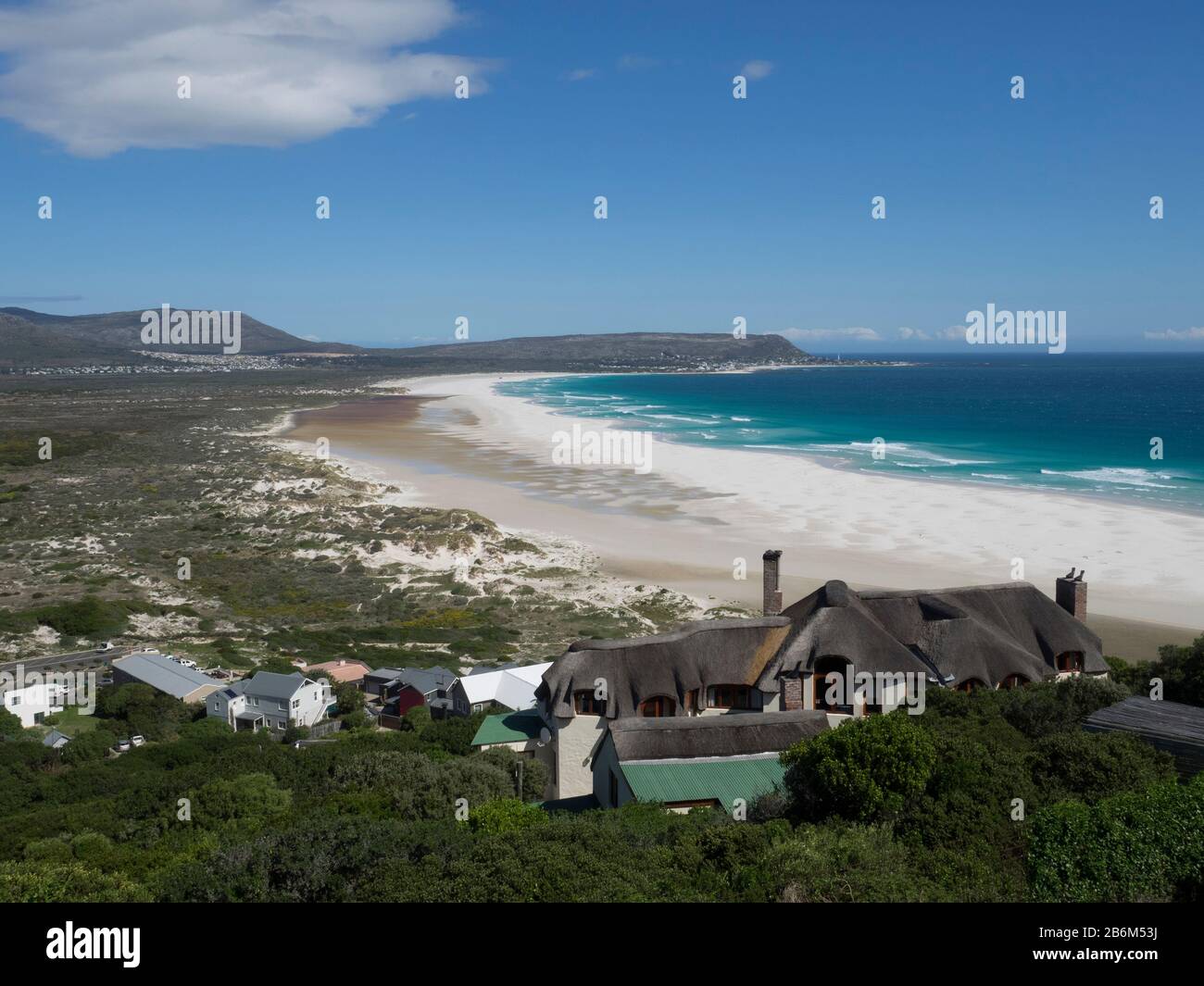 Blick auf eine Bucht, Noordhoek, Kapstadt, westliche Kapprovinz, Südafrika Stockfoto