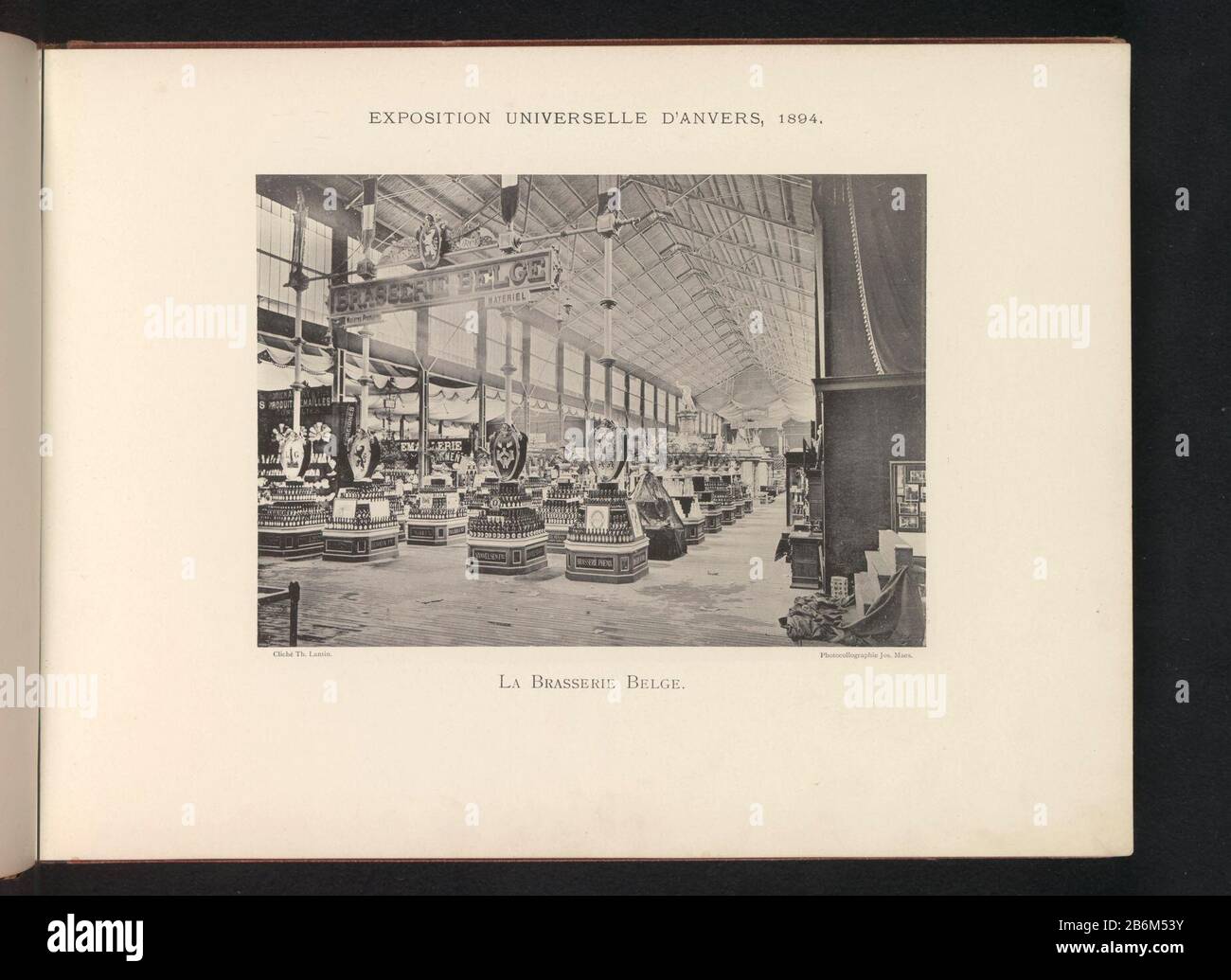 Expositie van Belgische levensmiddelen tijdens de wereldtentoonstelling te Antwerpen La Brassie Belge (titel op object) Ausstellung belgische Speisen während der Welt nach Antwerpen La Brassie Belge (title object) Objekttyp: Fotomechanische Druckseite Artikelnummer: RP-F 2001-7-1487-6 Hersteller: Fotograf: TH. Lantin (denkmalgeschütztes Gebäude) Klischeehersteller Joseph Maes (denkmalgeschütztes Eigentum) Ort Herstellung: Antwerpen Datum: 1894 Material: Papiertechnik: Lichtdruckmessungen: Gedruckt: H 155 mm × W 218 mm Thema: Weltmesse, Weltausstellung, Ausstellung, Ausstellungsindustrie  Lebensmittel, Getränke, Stockfoto