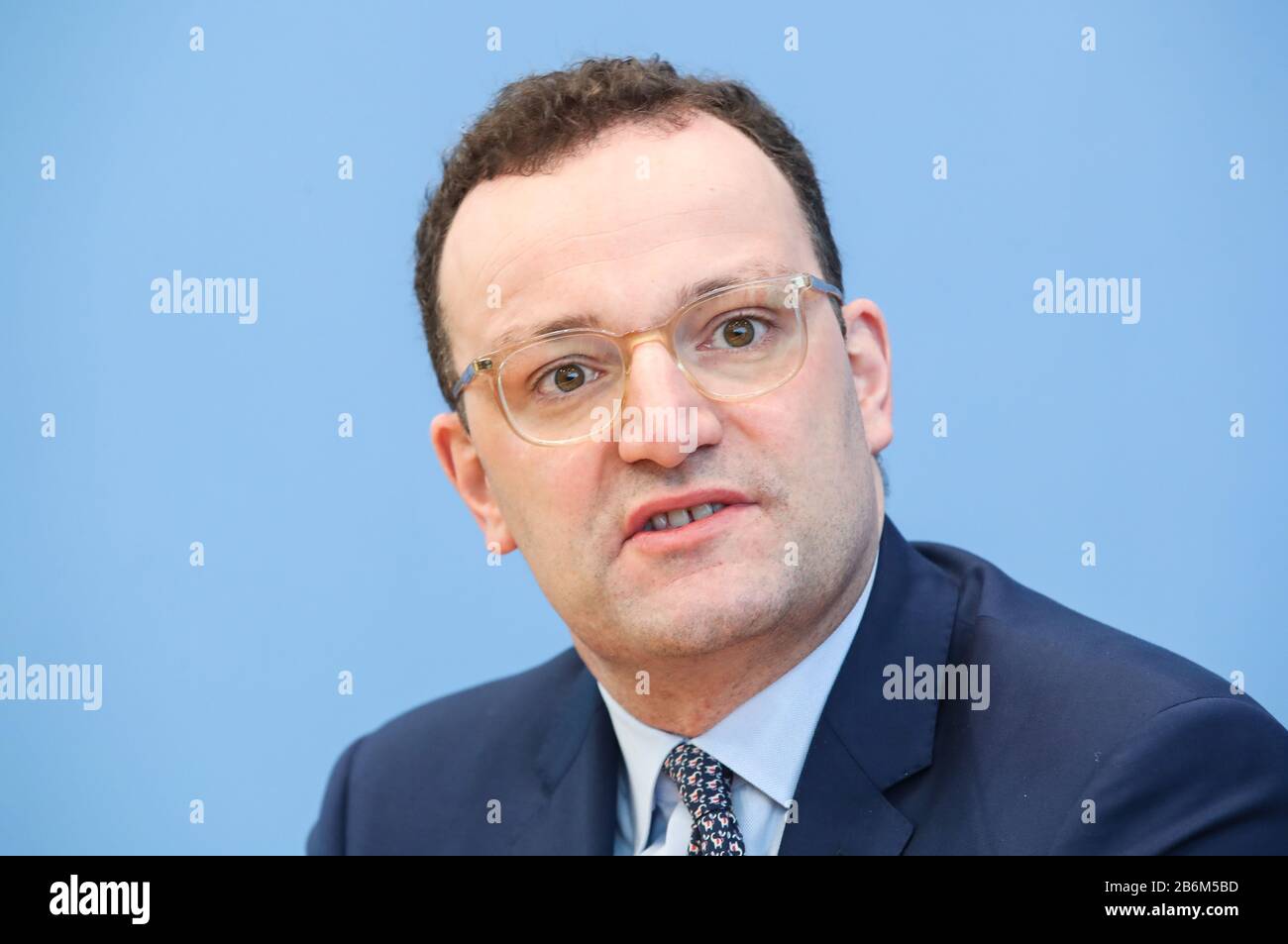 Berlin, Deutschland. März 2020. Der deutsche Gesundheitsminister Jens Spahn nimmt an einer Pressekonferenz der COVID-19-Situation in Deutschland in Berlin, der Hauptstadt Deutschlands, am 11. März 2020 Teil. Bundeskanzlerin Angela Merkel sagte auf einer Pressekonferenz am Mittwoch, dass drastische Schritte notwendig seien, um die Verbreitung des neuartigen Coronavirus zu verlangsamen. Credit: Shan Yuqi/Xinhua/Alamy Live News Stockfoto