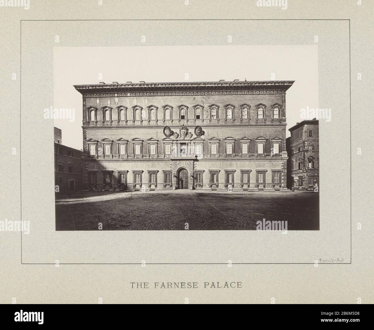Exterieur van Palazzo Farnese in Rom The Farnese Palace (titel op object) Teil des Albums mit Gesehen von wo Aufnahmen: Bedingungen und Kunstwerke Rom. Hersteller : Fotograf : anonymer Ort Herstellung: Rom Datum: CA. 1860 - ca. 1900 Physikalische Merkmale: Albumindruckmaterial: Papiertechnik: Albumindrucke Abmessungen: Foto: H 169 mm × W 242 mm Betreff: façade (oder Haus oder Gebäude) Palast, in dem Palazzo Farnese liegt Stockfoto