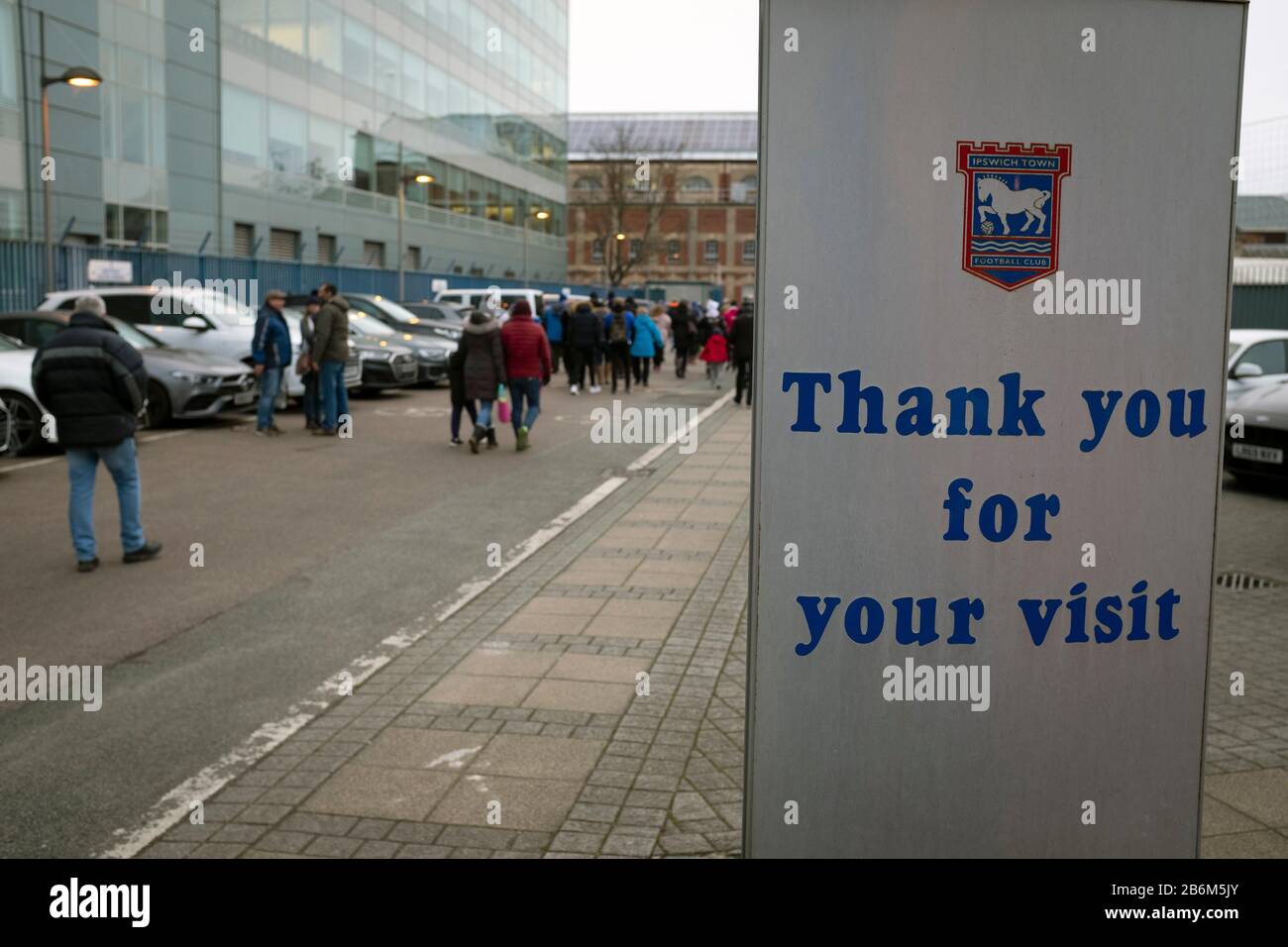 Die Heimporter machen sich vom Stadion auf den Weg, nachdem Ipswich Town Oxford United in einer SkyBet League One Vorrichtung an der Portman Road gespielt hatte. Beide Mannschaften standen im Streit um den Aufstieg, als die Saison in ihre letzten Monate einging. Die Besucher gewannen die Partie 1:0 durch ein 44. Matty Taylor Tor, das von einer Menge von 19.363 beobachtet wurde. Stockfoto