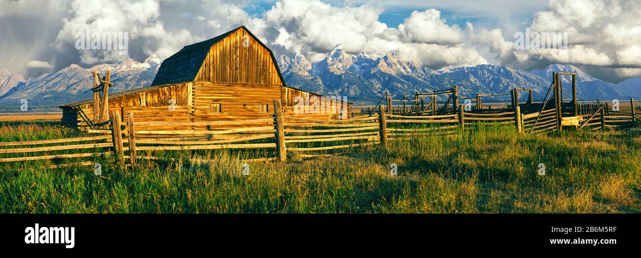 Sonnenaufgang über der Molton Barn entlang Mormon Row, Teton Range, Mormon Row Historic District, Grand Teton National Park, Wyoming, USA Stockfoto