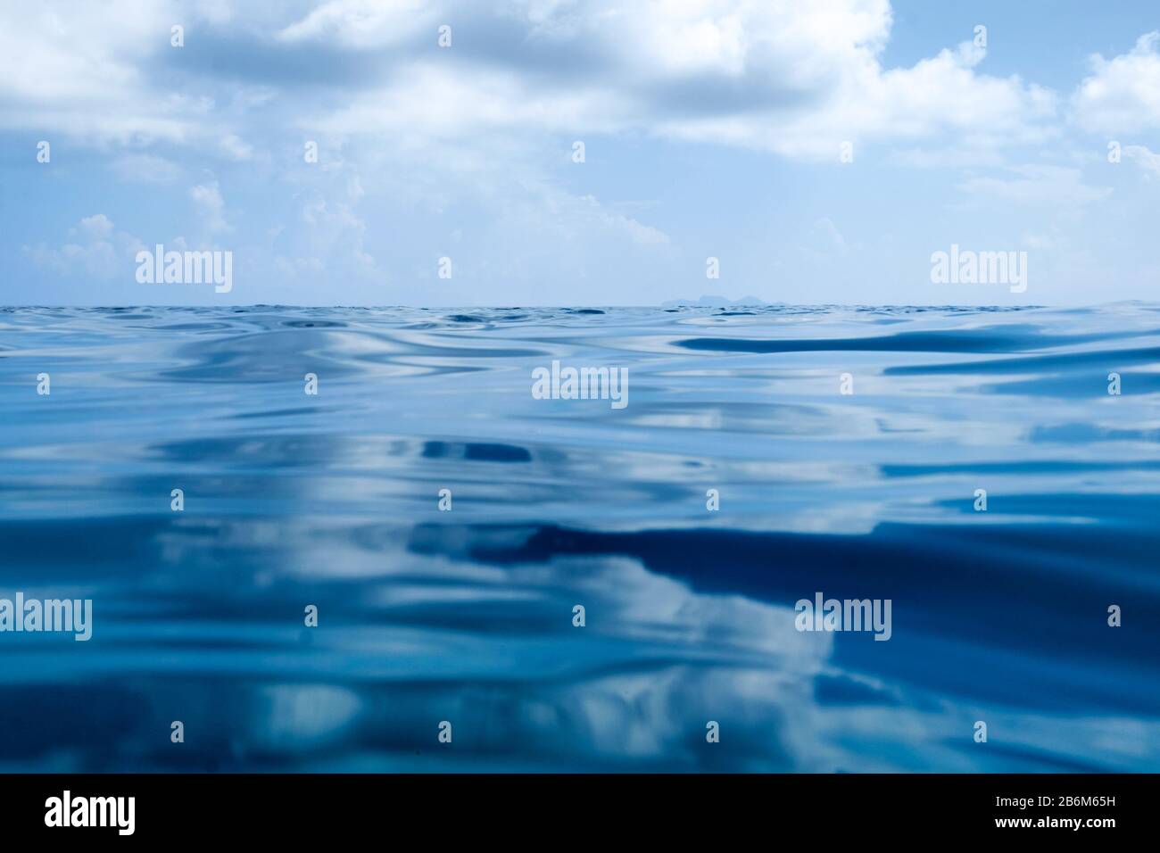 Wellenform der Oberfläche mit blauem Himmel im tropischen Meeresgrund Stockfoto