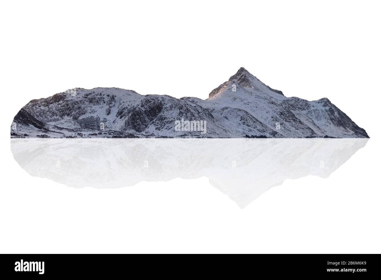 Schneebedeckte Bergkette im Winter in Norwegen. Isoliert auf weißem Hintergrund Stockfoto