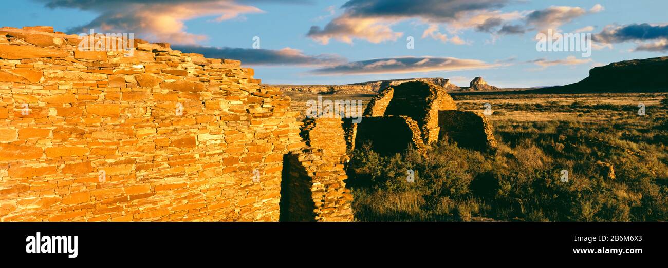 Blick auf die Ruinen von Hungo Pavi, Chaco-Kultur-Nationalpark, New Mexico, USA Stockfoto