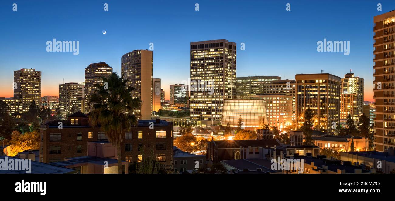 Die Skyline in der Dämmerung, Oakland, Alameda County, Kalifornien, USA Stockfoto