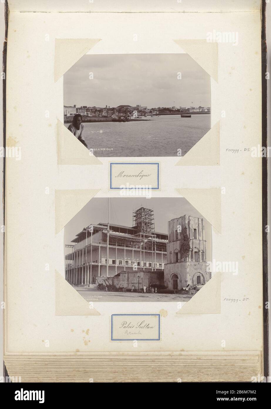 Exterieur van het beschadigde paleis van de Sultan van Sansibar Sultans Palace Sansibar (titel op object) Paleis Sultan (titel op object) Teil des Albums mit 191 Bildern eine Reise nach und durch Südafrika. Hersteller : Fotograf: Anonymer Ort Herstellung: Sansibar Datum: Am oder nach dem 27. August, 1896 - ca. 1897 Physikalische Merkmale: Tageslicht Gelatine Silber Druckmaterial: Papier Fotopapier Technik: Tageslicht Gelatine Silber Druck Abmessungen: Foto: H 109 mm × W 152 mm Betreff: Palastruine einer Wohnung, eines Hauses, einer Burg usw. Stockfoto
