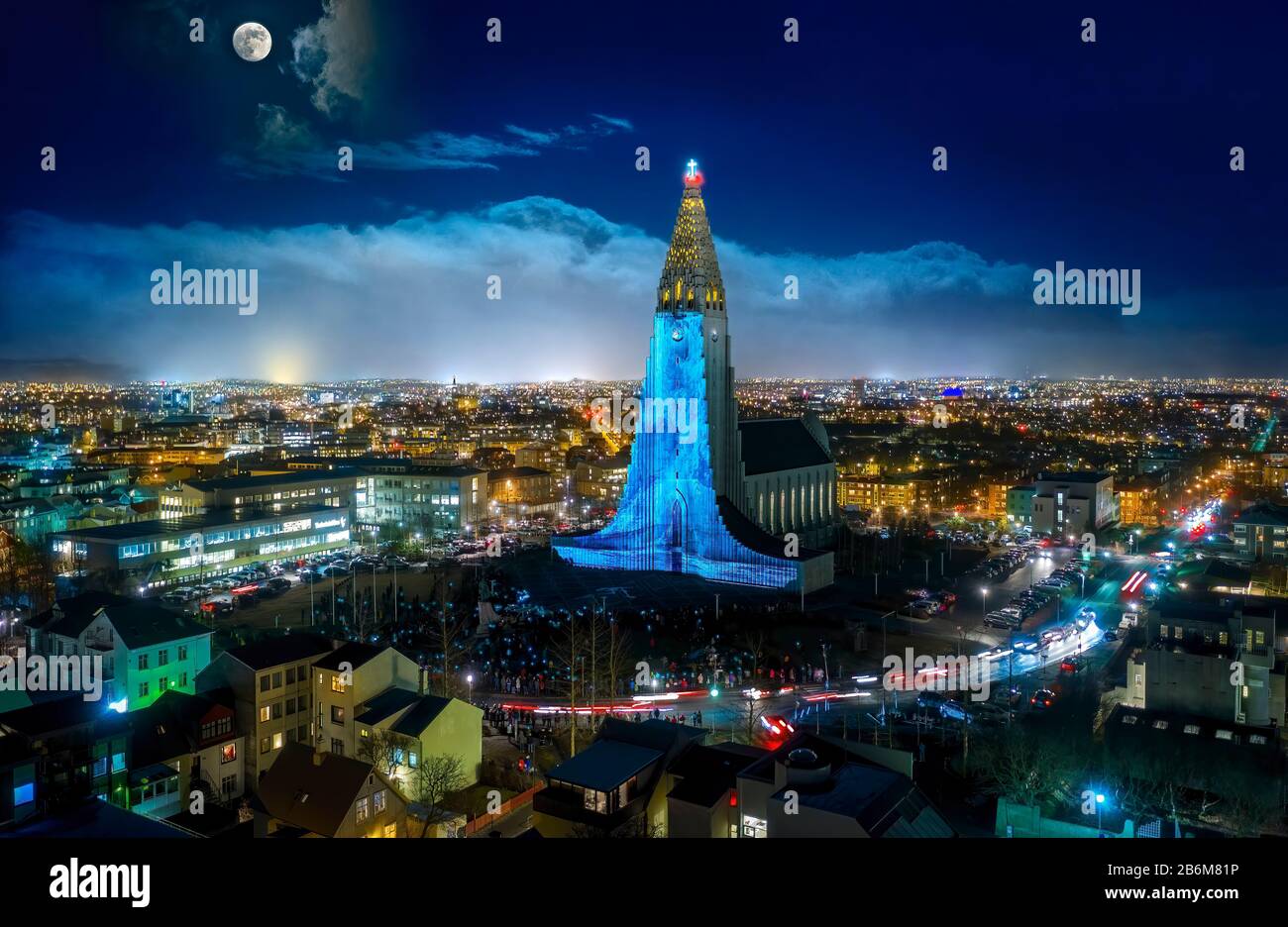 Hallgrimskirkja, Reykjavik, Island. Lichtschau auf der Kirche, die einen Gletscher für das alljährliche Winterlicht-Festival illustriert. Stockfoto