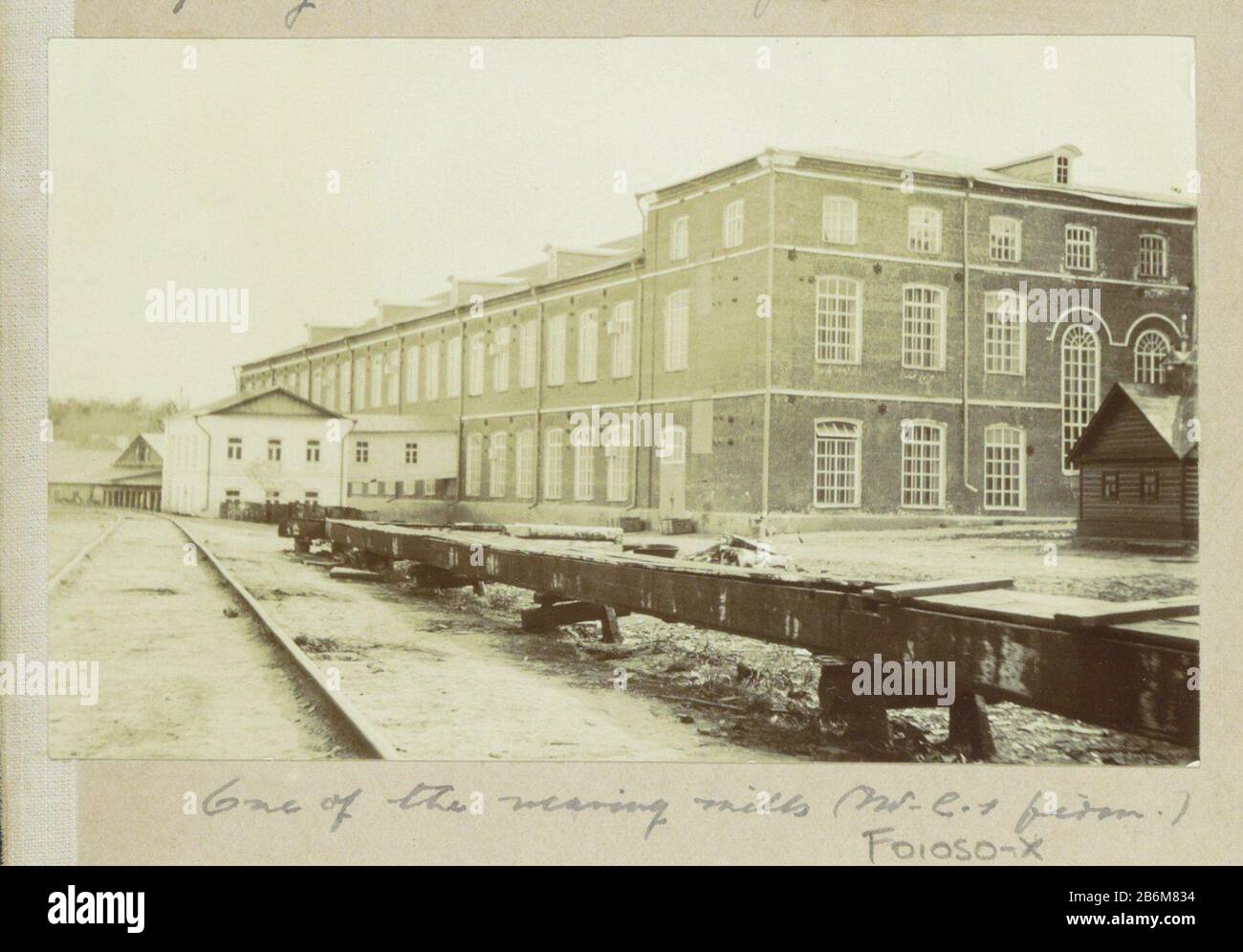 Teil des Albums der englischen Familie Cheetham mit Aufnahmen ihres Aufenthalts in Rusland. Hersteller : Fotograf: Joseph Cheetham (Gebiet) Ort Herstellung: Russland Datum: 1903 - 1904/05 Physische Merkmale: Silber-Druckmaterial für Tageslichtgelatine: Papiertechnik: Silber-Druck für Tageslichtgelatine Abmessungen: Foto: H 74 mm × W 116 mm Betreff: Fabrikgebäude wo Russland Stockfoto
