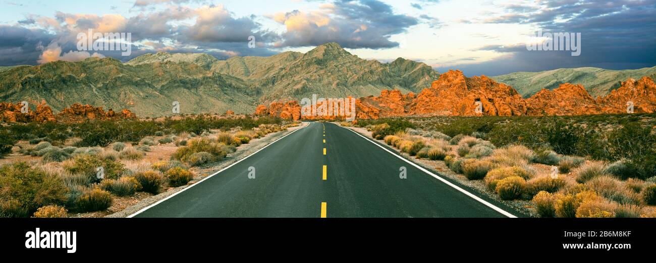 Die Straße führt durch eine Landschaft, Valley of Fire State Park, Nevada, USA Stockfoto