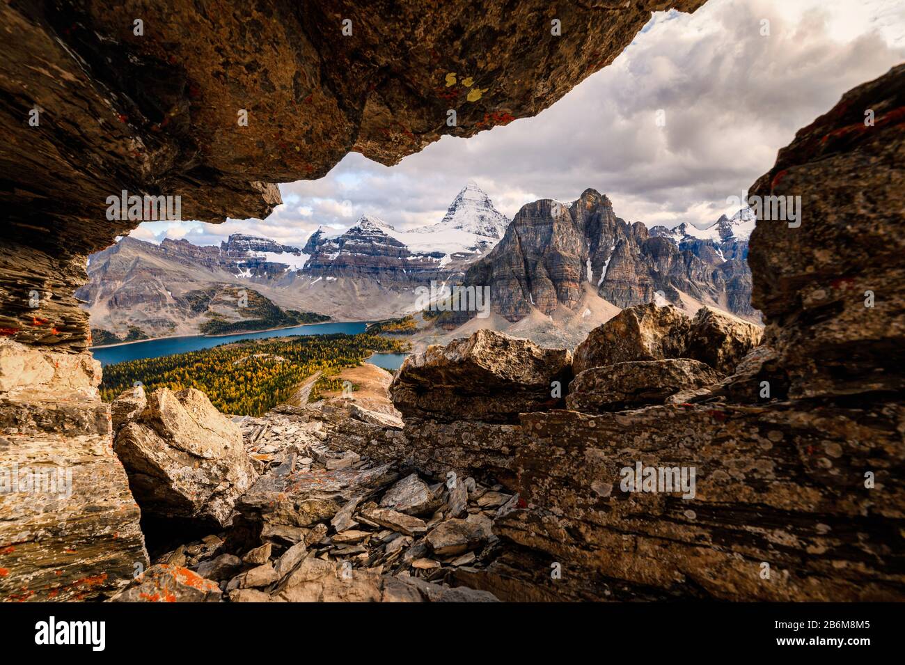 Rahmen aus Felsgestein mit Mount Assiniboine auf dem Nublet Peak im Provinzpark, Kanada Stockfoto