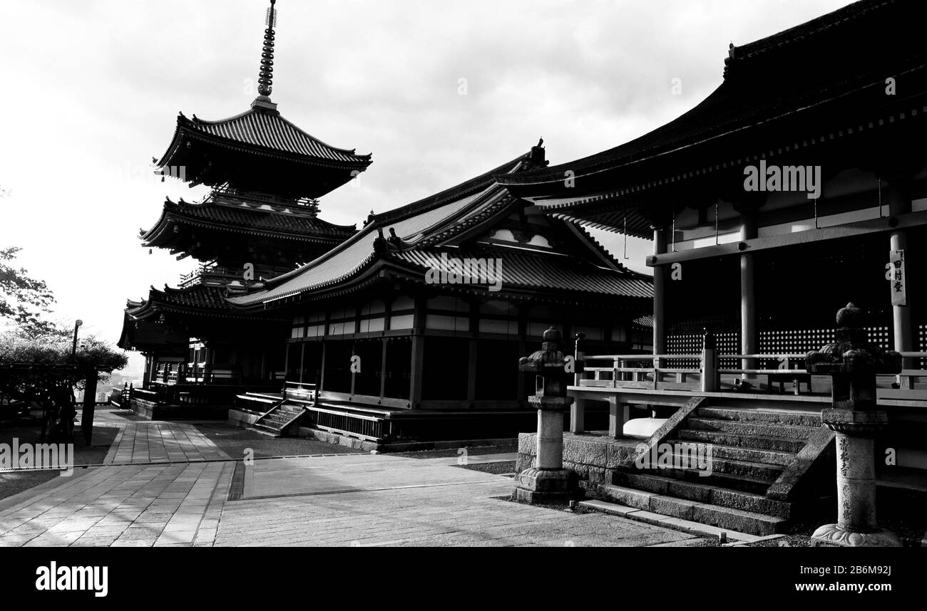 Fassade eines Tempels, Kiyomizu-Dera-Tempel, Kyoto, Präfektur Kyoto, Region Kinki, Honshu, Japan Stockfoto