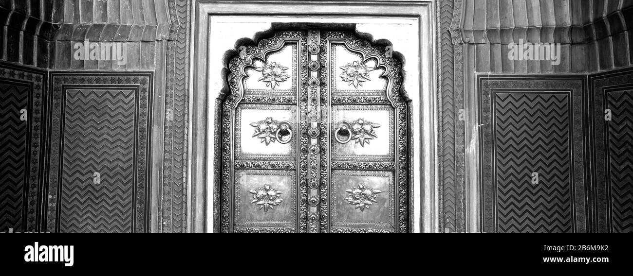Nahaufnahme einer verschlossenen Tür eines Palastes, Jaipur City Palace, Jaipur, Rajasthan, Indien Stockfoto