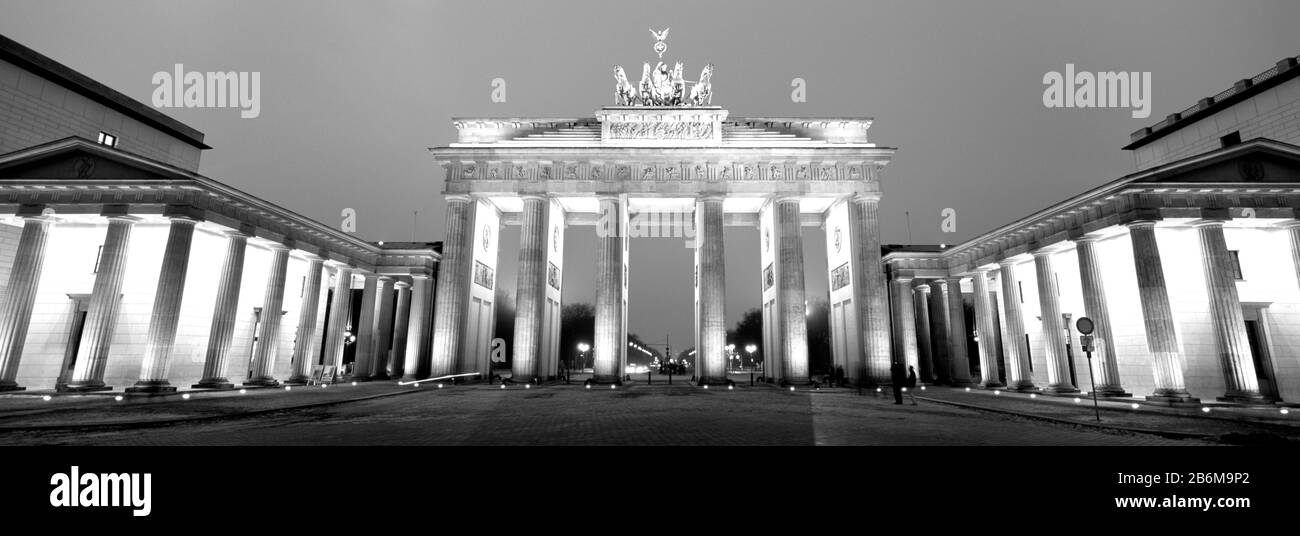 Niedriger Blickwinkel auf ein Tor, das in der Abenddämmerung beleuchtet wird, Brandenburger Tor, Berlin, Deutschland Stockfoto