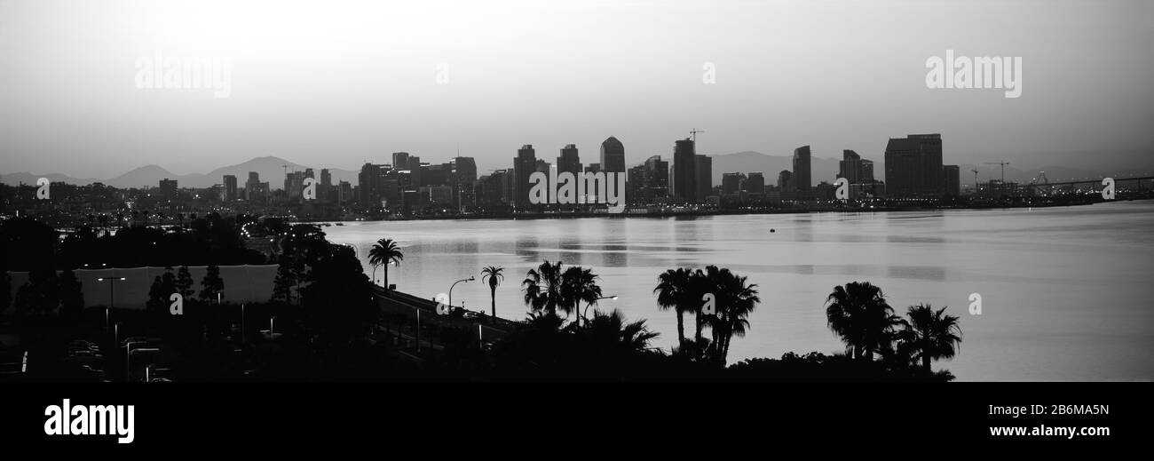 Silhouette von Gebäuden am Wasser, San Diego, San Diego Bay, San Diego County, Kalifornien, USA Stockfoto