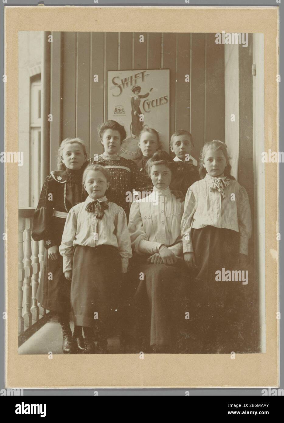 Familienportrait van groepje Kinder voor Swift Fietsaffiche Familienporträt Kindergruppe Swift Fahrradposter Objektart: Foto Artikelnummer: RP-F20685 Hersteller: Fotograf: Anonymer Ort Herstellung: Niederlande Datum: CA. 1890 - ca. 1905 Physikalische Merkmale: Silber-Druck mit Tageslichtgelatine: Silber-Druckbeschaffung mit Tageslichtgelatine und rechtliche Bestimmungen Stockfoto