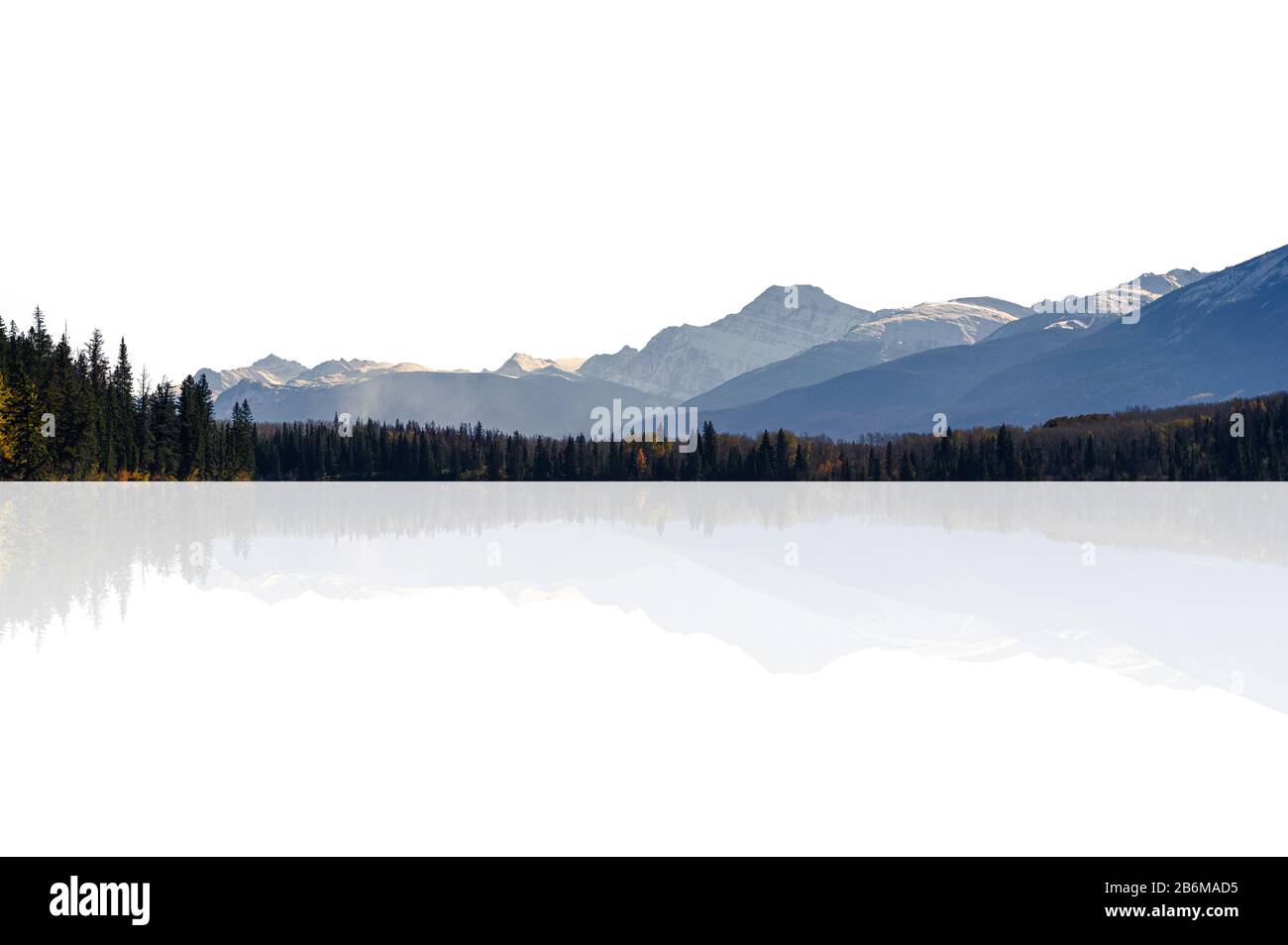 Kanadische Rockies mit Bergkette im Herbst in Kanada. Auf weißem Hintergrund isolieren Stockfoto