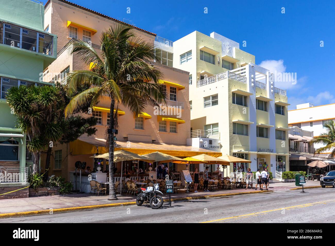 Eine Reihe von Hotels im Art-déco-Stil neben Ocean Drive, South Beach, Miami Beach, Florida, USA. Stockfoto