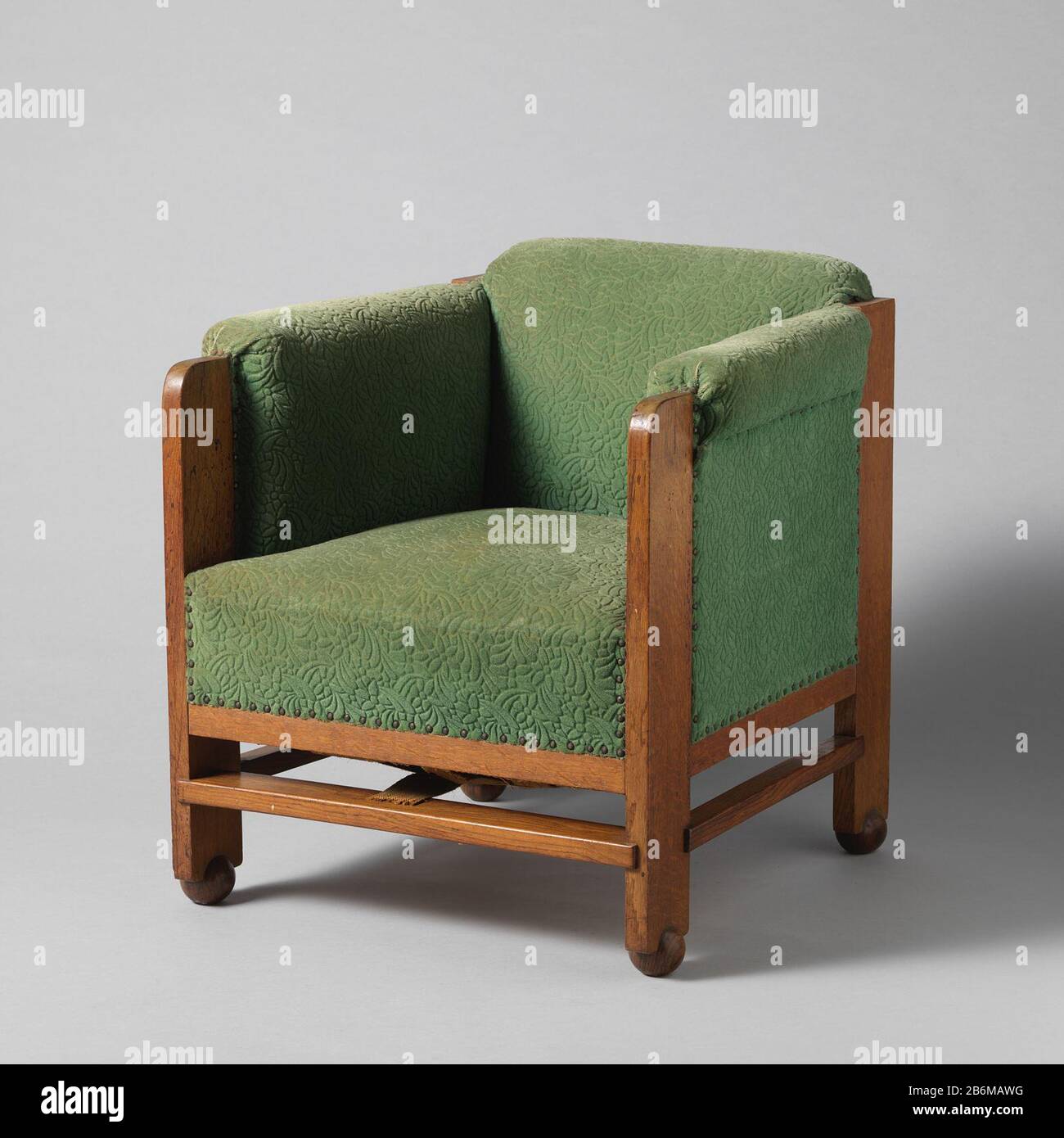 Fauteuil voor een dame Fauteuil voor een dame Objekt Typ : meubilair zitmeubel stoel fauteuil Objectnummer: BK-1975-20-C Hersteller : ontwerper: E.G.C. SchubadPlaats Herstellung: Nederland dating: 1910 - 1927 Material: Eikenhout Coromandelhout Abmessungen: H 71 cm. × b 69,5 cm. × d 67 cm. × g 25,2 kg Stockfoto