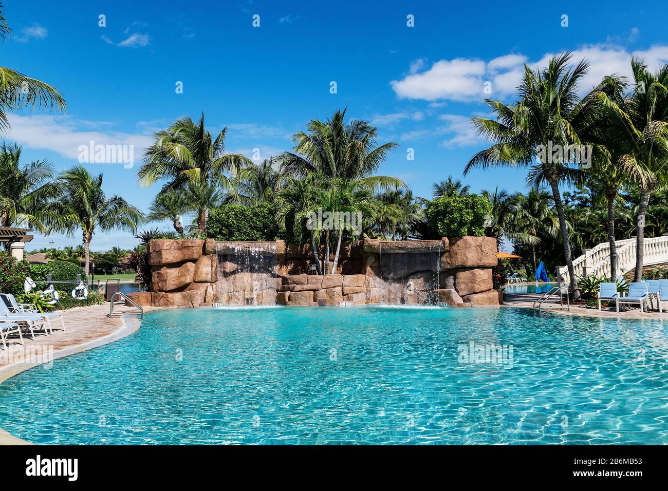 Hauptschwimmbad im Traviso Bay Resort in Neapel. Stockfoto