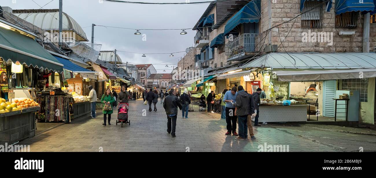 Blick auf die Menschen auf dem Markt, Mahane Yehuda Market, Jerusalem, Israel Stockfoto