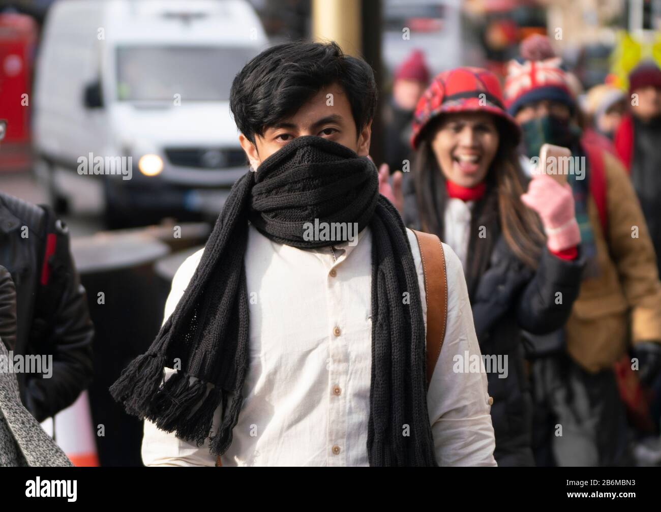 Edinburgh, Schottland, Großbritannien. März 2020. Asiatische Touristen tragen heute Gesichtsmasken auf der Royal Mile in Edinburgh. Schottland, UK Credit: Iain Masterton/Alamy Live News Stockfoto